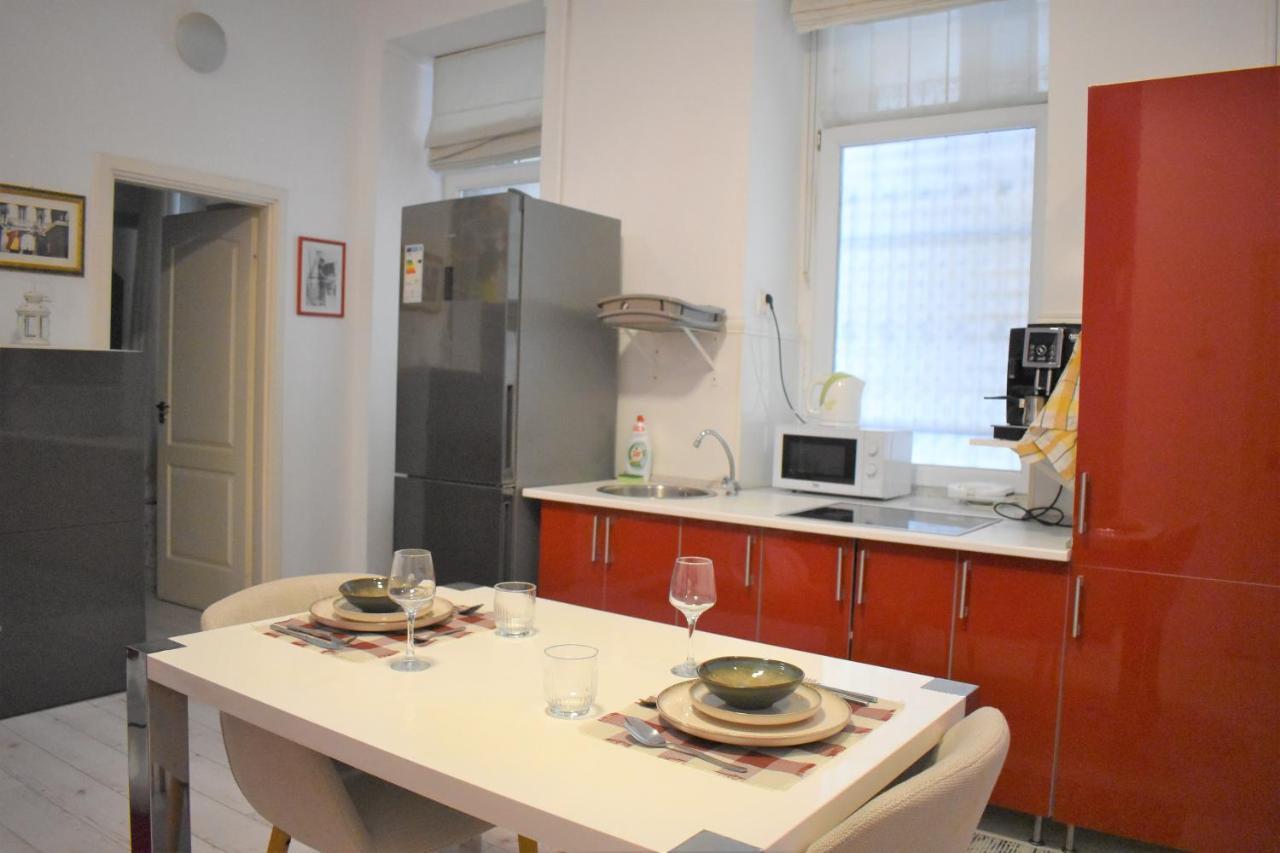 Yes, Yes! Lovely Apartment Good Amenities Budapest Center Exterior foto
